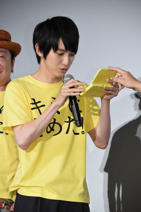 ニンテンドー3DSで入場者プレゼントのマーシャドーを受け取る本郷奏多。