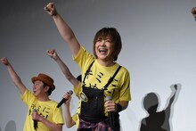 「めざせポケモンマスター」を歌うため、「ポケモン、ゲットだぜ！」の掛け声をする松本梨香。