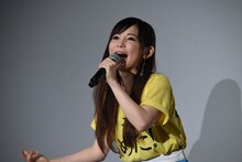 「めざせポケモンマスター」を歌う中川翔子。