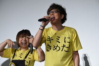 「めざせポケモンマスター」を歌う山寺宏一（右）。