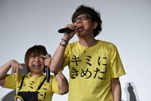 「めざせポケモンマスター」を歌う山寺宏一（右）。