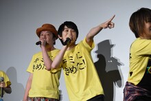 「めざせポケモンマスター」を歌う古田新太（左）と本郷奏多（右）。