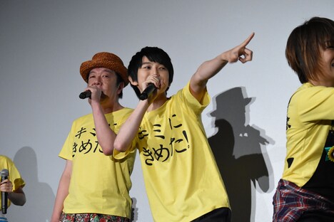 「めざせポケモンマスター」を歌う古田新太（左）と本郷奏多（右）。