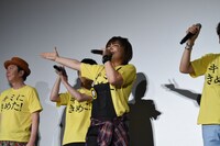 「めざせポケモンマスター」を歌う松本梨香（中央）。