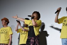 「めざせポケモンマスター」を歌う松本梨香（中央）。