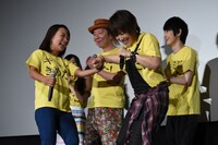 林明日香（前列左）との再会を喜ぶ松本梨香（前列右）。