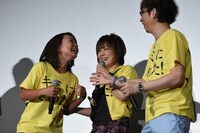 林明日香（左）との再会を喜ぶ松本梨香（中央）と山寺宏一（右）。