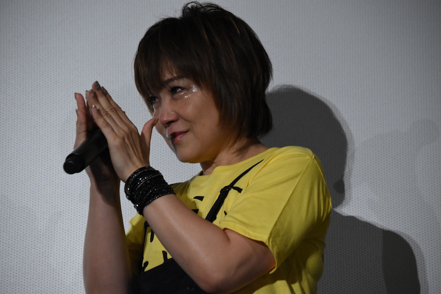 林明日香の歌を聴き、号泣する松本梨香。