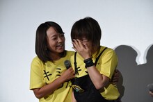 左から林明日香、号泣する松本梨香。
