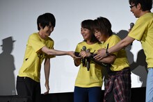 号泣する松本梨香（中央右）に、ハンカチを差し出す本郷奏多（左）。