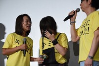 号泣する松本梨香（中央）。