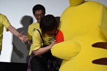 ピカチュウに抱きつく松本梨香。