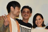 左から品川祐、窪塚洋介、市川由衣。
