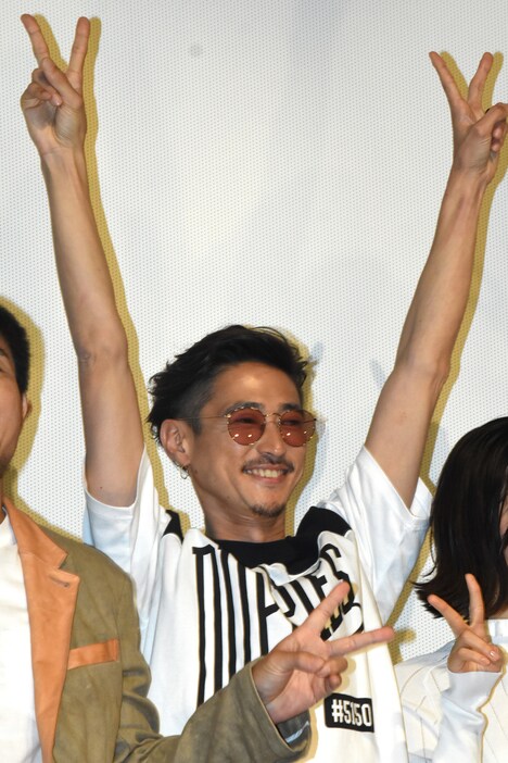 ピースサインを掲げる窪塚洋介。