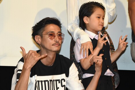 左から窪塚洋介、岡本拓真。