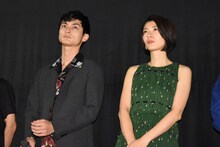 左から高良健吾、瀧内公美。