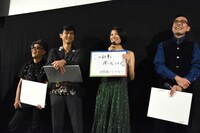 客席に両親を発見した瀧内公美（中央右）。