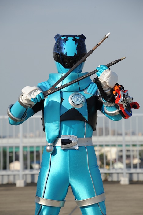 「from Episode of スティンガー 宇宙戦隊キュウレンジャー ハイスクールウォーズ」より、コンパスキュータマを使うコグマスカイブルー。