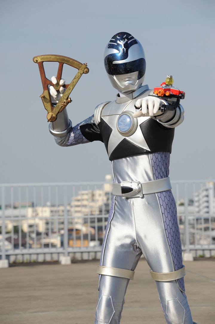 「from Episode of スティンガー 宇宙戦隊キュウレンジャー ハイスクールウォーズ」より、ハチブンギキュータマを使うヘビツカイシルバー。