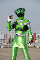 「from Episode of スティンガー 宇宙戦隊キュウレンジャー ハイスクールウォーズ」より、ロクブンギキュータマを使うカメレオングリーン。