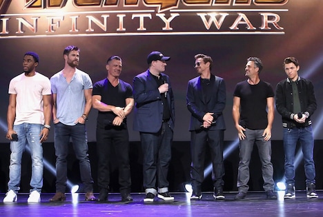 「アベンジャーズ/インフィニティ・ウォー」イベントの様子。左からチャドウィック・ボーズマン、クリス・ヘムズワース、ジョシュ・ブローリン、ケヴィン・ファイギ、ロバート・ダウニー・Jr.、マーク・ラファロ、トム・ホランド。