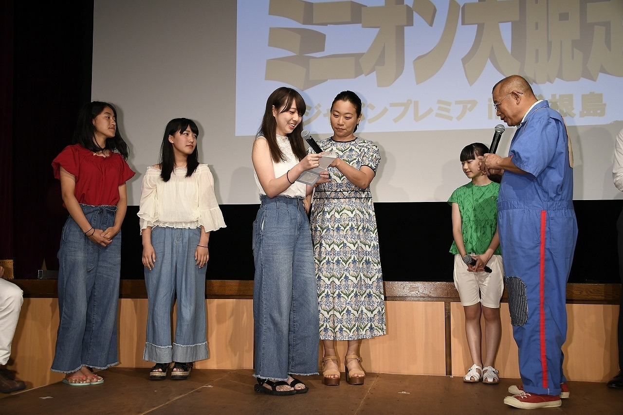 島民代表・土肥さんからの手紙に感動する笑福亭鶴瓶（右）。