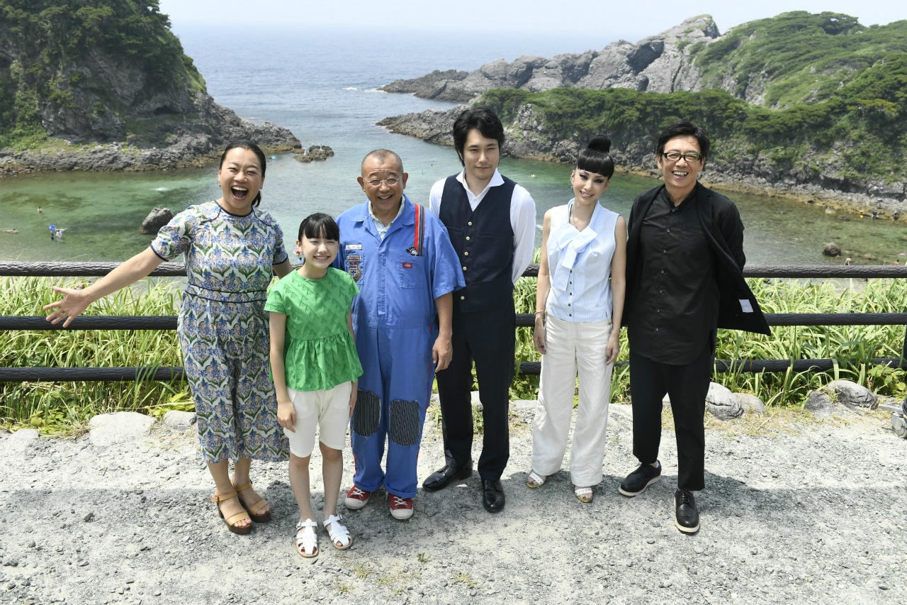 左からいとうあさこ、芦田愛菜、笑福亭鶴瓶、松山ケンイチ、中島美嘉、生瀬勝久。