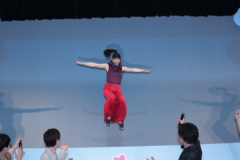 ジャンプする土屋太鳳。