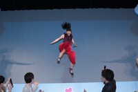 ジャンプする土屋太鳳。