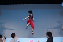 ジャンプする土屋太鳳。