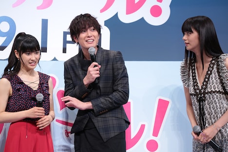 「太鳳がね、『電子ドラゴン』って何?って……」と暴露する間宮祥太朗(中央)。