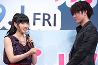 土屋太鳳（左）を凝視する間宮祥太朗（右）。