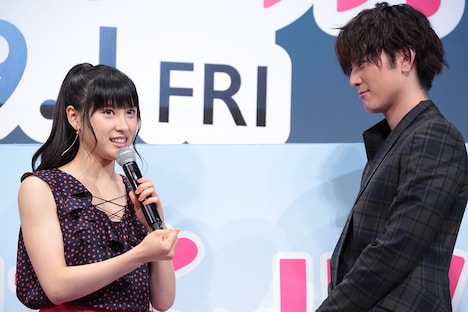 土屋太鳳(左)を凝視する間宮祥太朗(右)。