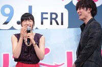 間宮祥太朗（右）の視線に思わず笑ってしまう土屋太鳳（左）。