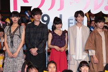 左から池田エライザ、間宮祥太朗、土屋太鳳、高杉真宙、矢本悠馬。