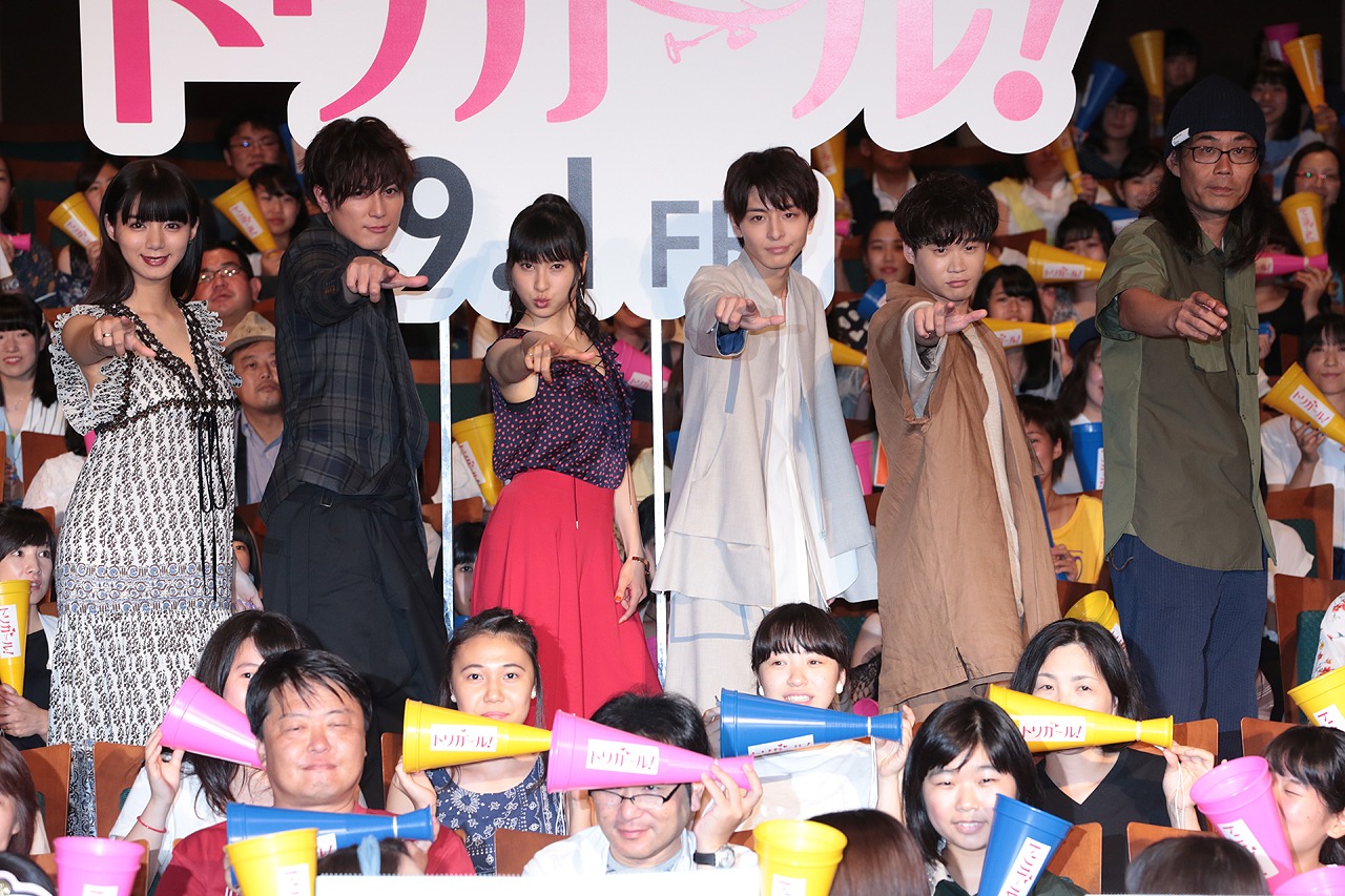 左から池田エライザ、間宮祥太朗、土屋太鳳、高杉真宙、矢本悠馬、英勉。