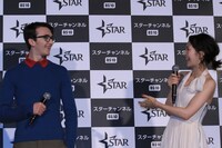 左からアイザック・ヘンプステッド・ライト、安田美沙子。