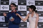 かき氷を食すアイザック・ヘンプステッド・ライト（左）と安田美沙子（右）。