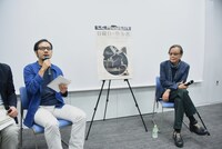 「日曜日の散歩者 -わすれられた台湾詩人たち-」プレミア試写会の様子。左からホアン・ヤーリー、巖谷國士。