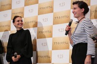 左からナタリー・ポートマン、レベッカ・ズロトヴスキ。