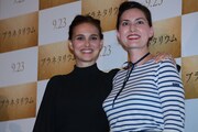 「プラネタリウム」ジャパンプレミアの様子。左からナタリー・ポートマン、レベッカ・ズロトヴスキ。