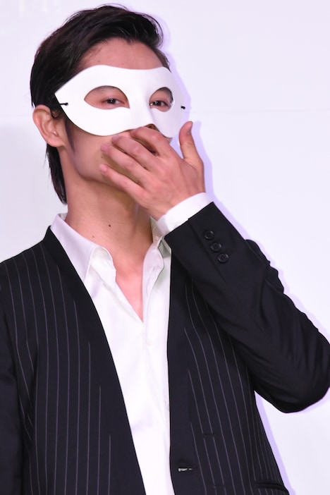 マスクを着用した窪田正孝。