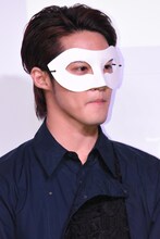 マスクを着用した白石隼也。