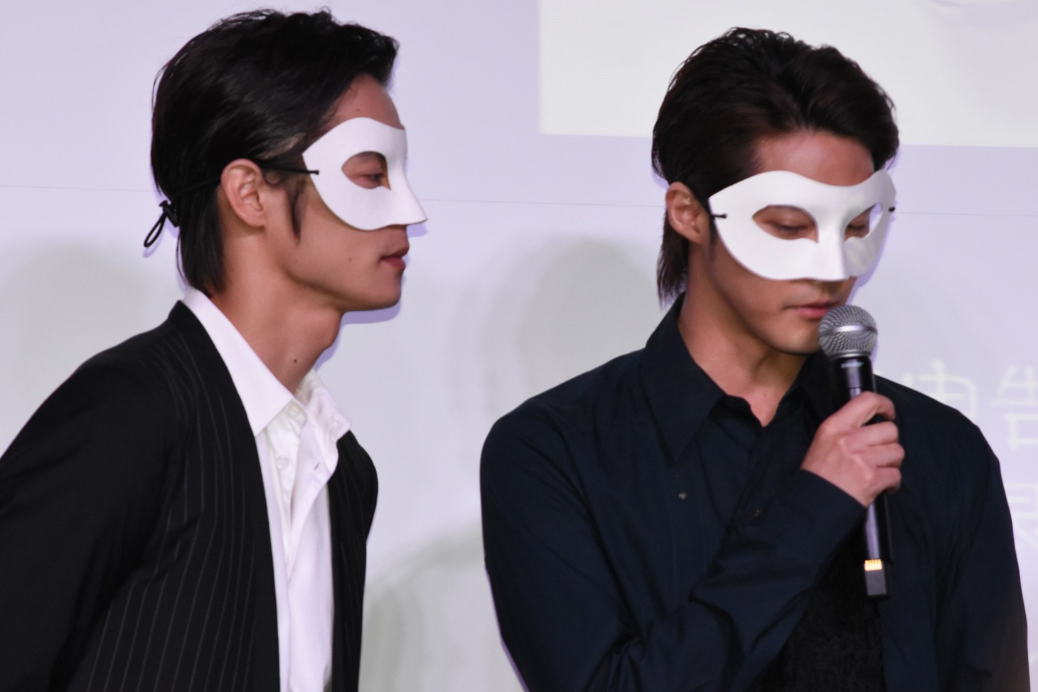 マスクを着用した窪田正孝（左）、白石隼也（右）。