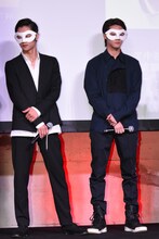 マスクを着用した窪田正孝（左）、白石隼也（右）。