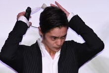 マスクを外す窪田正孝。