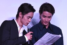 おどけて台本を見る窪田正孝（左）、白石隼也（右）。