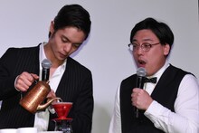 コーヒーを淹れる窪田正孝とコーヒールンバの平岡佐智男。