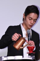 コーヒーを淹れる窪田正孝。