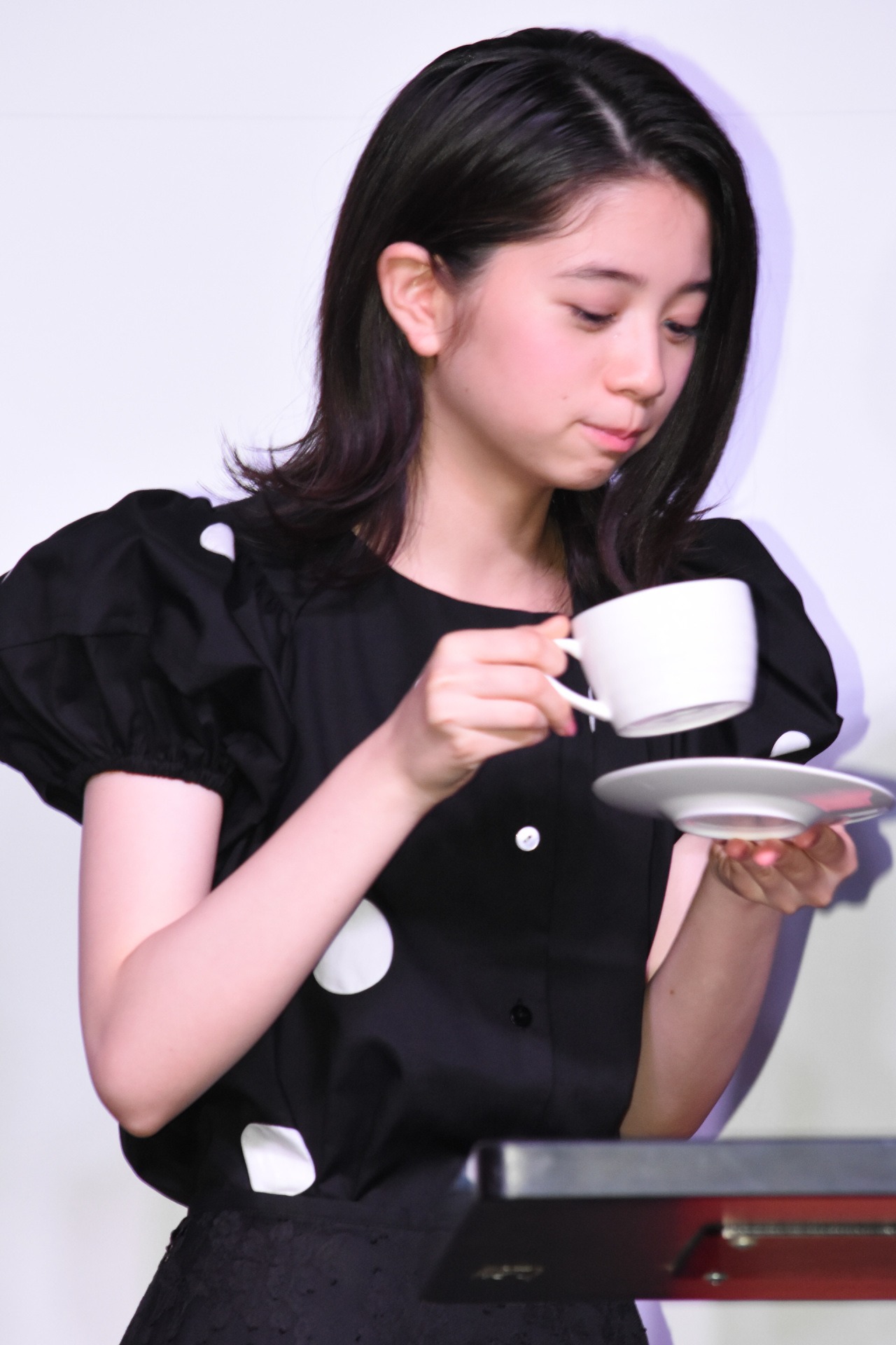 コーヒーを飲む桜田ひより。